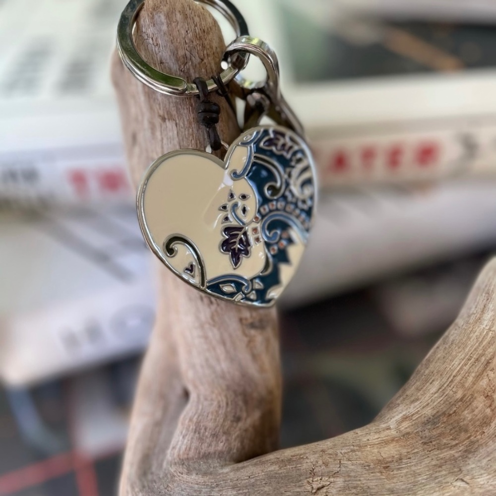 FOSSIL | Floral Filigree Enamel Heart Keychain
